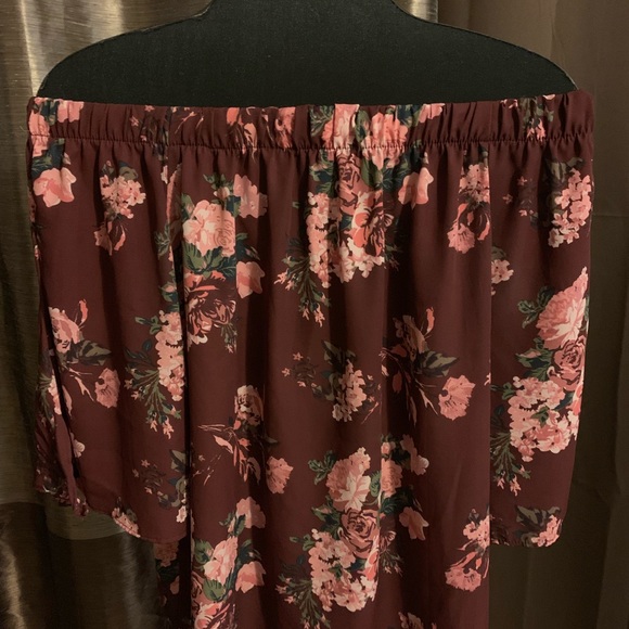 Tops - Off the shoulder blouse 🌸